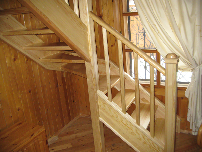Деревянные перила на лестницу в доме (79 фото)