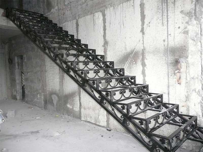 Как обшить металлическую лестницу
